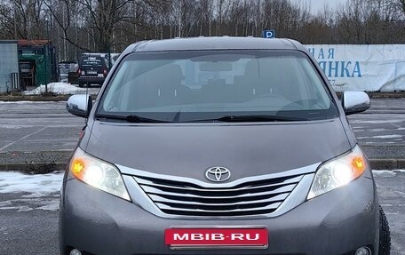 Toyota Sienna III, 2010 год, 1 900 000 рублей, 2 фотография