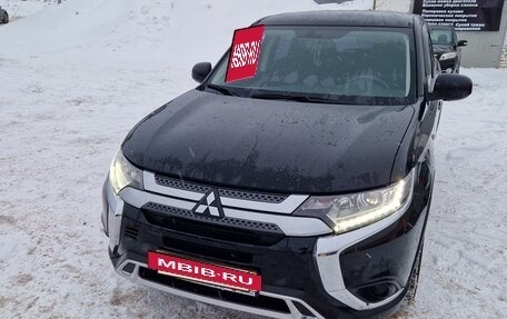 Mitsubishi Outlander III рестайлинг 3, 2020 год, 2 490 000 рублей, 3 фотография