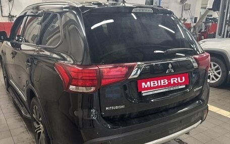 Mitsubishi Outlander III рестайлинг 3, 2016 год, 1 897 000 рублей, 4 фотография