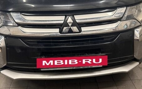 Mitsubishi Outlander III рестайлинг 3, 2016 год, 1 897 000 рублей, 2 фотография