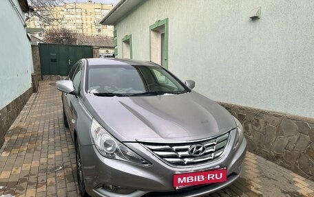 Hyundai Sonata VI, 2012 год, 1 100 000 рублей, 2 фотография