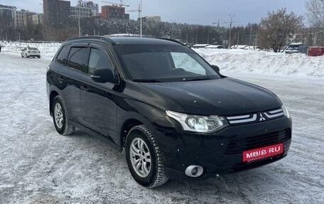 Mitsubishi Outlander III рестайлинг 3, 2013 год, 1 430 000 рублей, 2 фотография