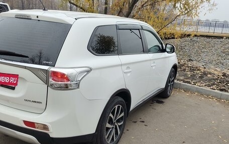 Mitsubishi Outlander III рестайлинг 3, 2014 год, 1 629 000 рублей, 8 фотография