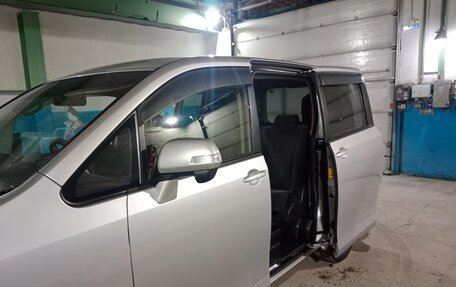 Toyota Noah III, 2010 год, 1 750 000 рублей, 3 фотография