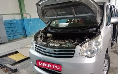 Toyota Noah III, 2010 год, 1 750 000 рублей, 2 фотография