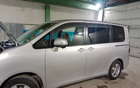 Toyota Noah III, 2010 год, 1 750 000 рублей, 10 фотография