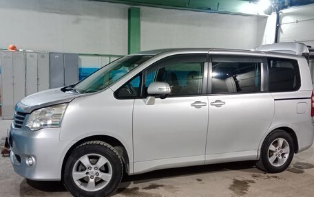 Toyota Noah III, 2010 год, 1 750 000 рублей, 17 фотография