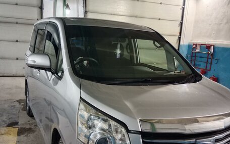 Toyota Noah III, 2010 год, 1 750 000 рублей, 23 фотография