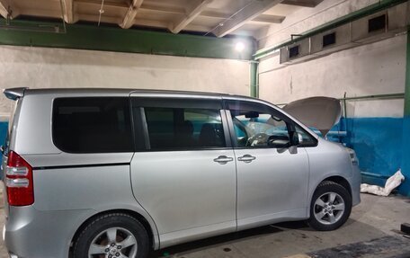 Toyota Noah III, 2010 год, 1 750 000 рублей, 28 фотография