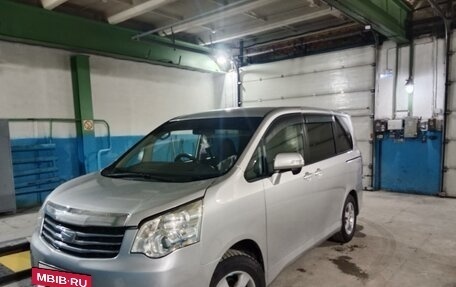 Toyota Noah III, 2010 год, 1 750 000 рублей, 24 фотография