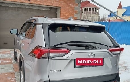 Toyota RAV4, 2020 год, 3 700 000 рублей, 10 фотография