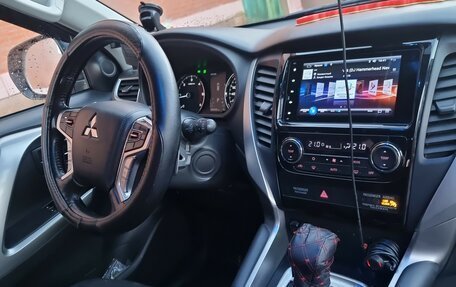 Mitsubishi Pajero Sport III рестайлинг, 2018 год, 3 130 000 рублей, 14 фотография