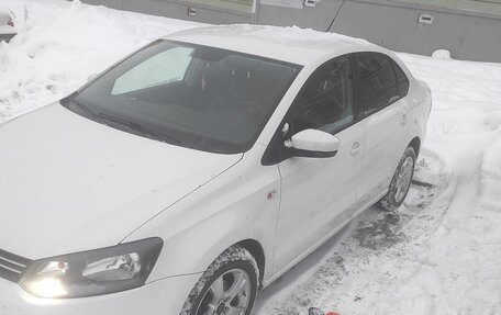 Volkswagen Polo VI (EU Market), 2011 год, 700 000 рублей, 2 фотография