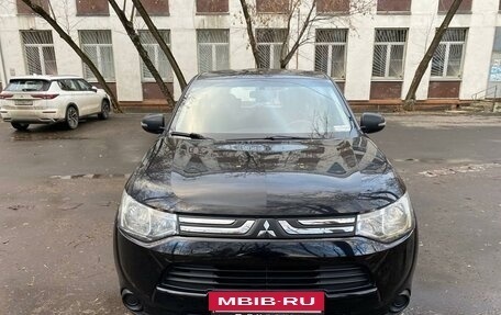 Mitsubishi Outlander III рестайлинг 3, 2013 год, 1 300 000 рублей, 2 фотография