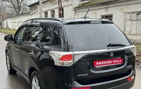 Mitsubishi Outlander III рестайлинг 3, 2013 год, 1 830 000 рублей, 2 фотография