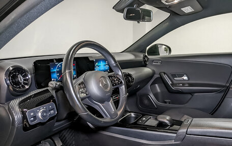 Mercedes-Benz A-Класс, 2019 год, 2 395 000 рублей, 23 фотография