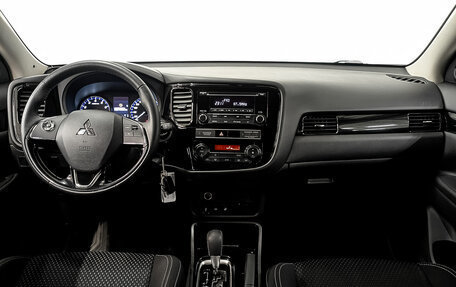 Mitsubishi Outlander III рестайлинг 3, 2019 год, 2 290 000 рублей, 14 фотография