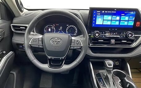 Toyota Highlander, 2023 год, 5 700 000 рублей, 14 фотография