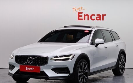 Volvo V60 Cross Country II, 2022 год, 4 587 000 рублей, 1 фотография