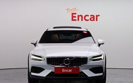 Volvo V60 Cross Country II, 2022 год, 4 587 000 рублей, 3 фотография