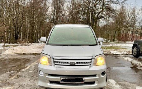 Toyota Noah III, 2006 год, 850 000 рублей, 4 фотография