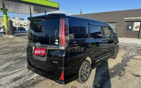 Toyota Noah III, 2018 год, 2 600 000 рублей, 4 фотография