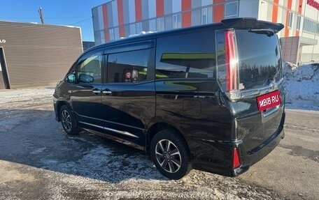 Toyota Noah III, 2018 год, 2 600 000 рублей, 3 фотография