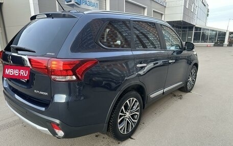 Mitsubishi Outlander III рестайлинг 3, 2016 год, 2 320 000 рублей, 4 фотография