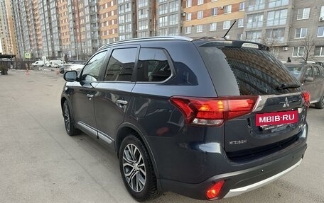 Mitsubishi Outlander III рестайлинг 3, 2016 год, 2 320 000 рублей, 2 фотография