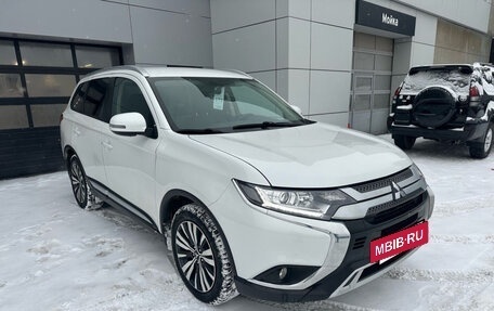 Mitsubishi Outlander III рестайлинг 3, 2021 год, 3 079 000 рублей, 2 фотография