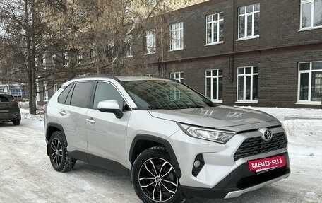 Toyota RAV4, 2019 год, 2 430 000 рублей, 2 фотография