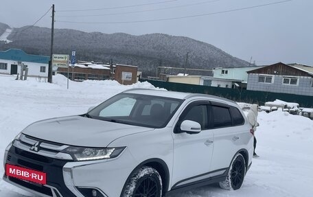 Mitsubishi Outlander III рестайлинг 3, 2017 год, 2 200 000 рублей, 3 фотография