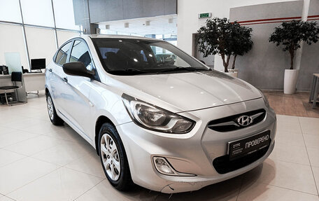 Hyundai Solaris II рестайлинг, 2012 год, 750 000 рублей, 3 фотография