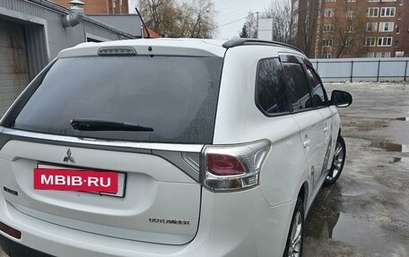 Mitsubishi Outlander III рестайлинг 3, 2013 год, 1 570 000 рублей, 9 фотография