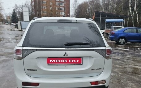 Mitsubishi Outlander III рестайлинг 3, 2013 год, 1 570 000 рублей, 10 фотография