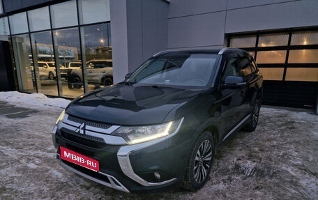 Mitsubishi Outlander III рестайлинг 3, 2019 год, 2 599 000 рублей, 1 фотография