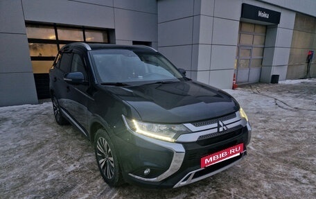 Mitsubishi Outlander III рестайлинг 3, 2019 год, 2 599 000 рублей, 2 фотография