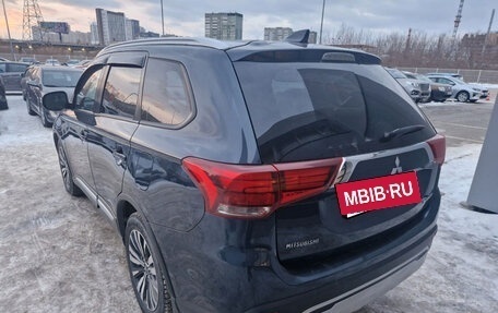 Mitsubishi Outlander III рестайлинг 3, 2019 год, 2 599 000 рублей, 3 фотография