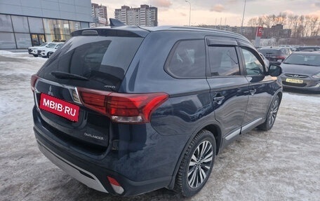 Mitsubishi Outlander III рестайлинг 3, 2019 год, 2 599 000 рублей, 4 фотография