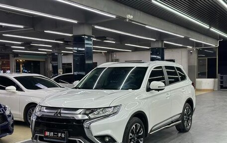 Mitsubishi Outlander III рестайлинг 3, 2021 год, 2 314 000 рублей, 3 фотография