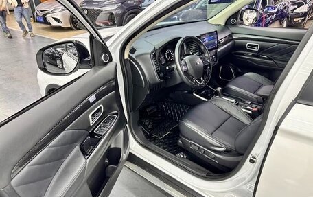 Mitsubishi Outlander III рестайлинг 3, 2021 год, 2 314 000 рублей, 17 фотография