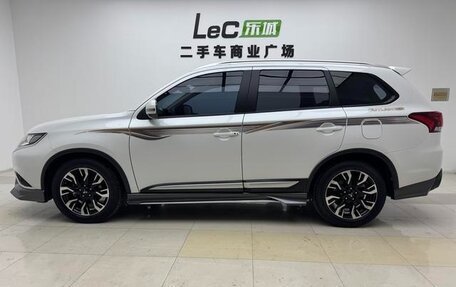 Mitsubishi Outlander III рестайлинг 3, 2021 год, 2 413 000 рублей, 4 фотография