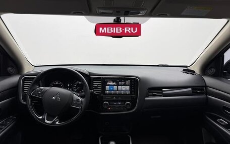 Mitsubishi Outlander III рестайлинг 3, 2021 год, 2 413 000 рублей, 5 фотография