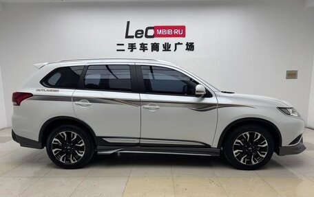 Mitsubishi Outlander III рестайлинг 3, 2021 год, 2 413 000 рублей, 8 фотография