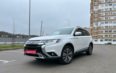 Mitsubishi Outlander III рестайлинг 3, 2019 год, 2 175 000 рублей, 1 фотография