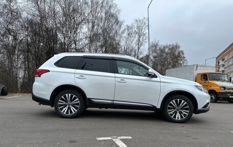 Mitsubishi Outlander III рестайлинг 3, 2019 год, 2 175 000 рублей, 4 фотография