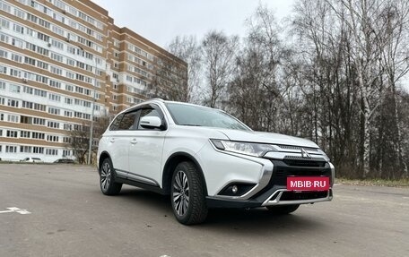 Mitsubishi Outlander III рестайлинг 3, 2019 год, 2 175 000 рублей, 3 фотография