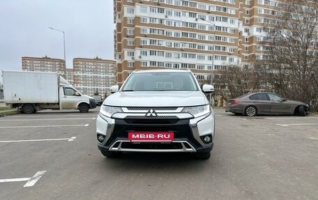 Mitsubishi Outlander III рестайлинг 3, 2019 год, 2 175 000 рублей, 2 фотография