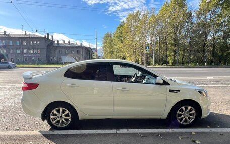 KIA Rio III рестайлинг, 2013 год, 1 100 000 рублей, 4 фотография