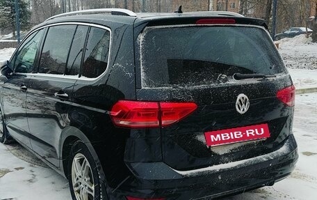 Volkswagen Touran III, 2016 год, 1 850 000 рублей, 2 фотография